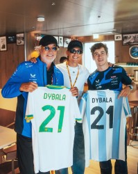 开云体育-F1荷兰站期间，迪巴拉拜访Alpine车队P房并与科拉平托合影