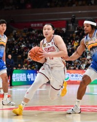 开云棋牌-王奕博三年1800万转会青岛，得偿所愿，但背后秘辛惊人