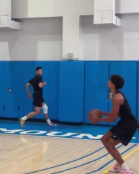 棋牌游戏-好的信号！崔永熙晒全场对抗训练 三分手感柔和&amp;左膝仍戴护具