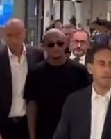 韦斯利抵达罗马&amp;即将加盟红狼军团！大批球迷&amp;记者等候