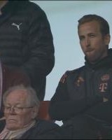 笑不出来！本场导播第四次给到看台上的凯恩，表情失落&amp;无奈抿嘴