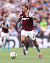 热刺将引援目光转向维拉前锋罗杰斯，西蒙斯等攻击手亦在名单之中