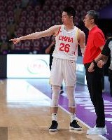 受到犯规困扰！朱俊龙上半场出战4分46秒 5项数据都为0 出现3犯规